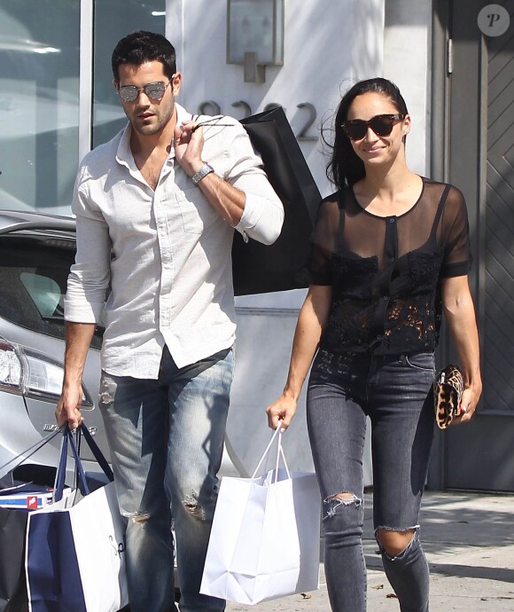 Jesse Metcalfe et sa petite ami Cara Santana font du shopping à West Hollywood, le 21 juillet 2015  