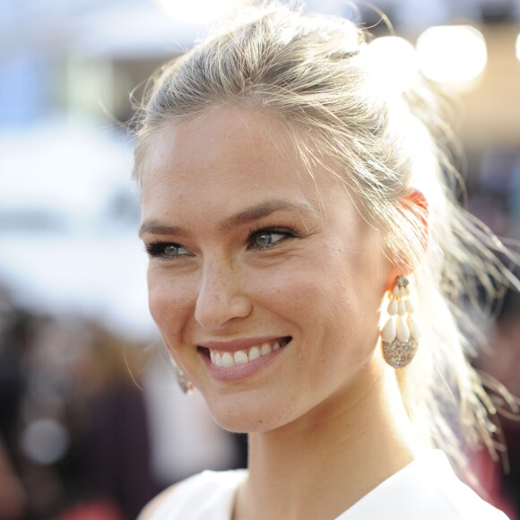 Bar Refaeli (bijoux de Grisogono) - Les people s'apprêtent à monter les marches du film "La Tête Haute" pour l'ouverture du 68ème Festival du film de Cannes, le 13 mai 2015.