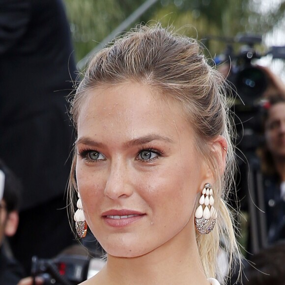 Bar Refaeli (bijoux de Grisogono) - Montée des marches du film "La Tête Haute" pour l'ouverture du 68 ème Festival du film de Cannes – Cannes le 13 mai 2015