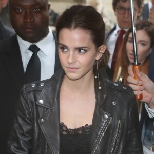 Emma Watson arrive au défilé de mode, collection Haute-Couture automne-hiver 2014/2015 "Valentino" à Paris le 9 juillet 2014