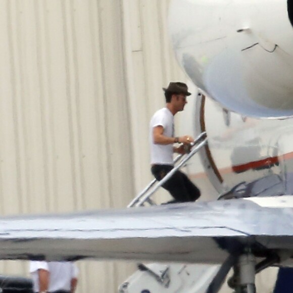 Jennifer Aniston et Justin Theroux, récemment mariés, montent à bord d'un jet privé, le 6 août 2015.