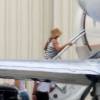 Jennifer Aniston et Justin Theroux, récemment mariés, montent à bord d'un jet privé, le 6 août 2015.