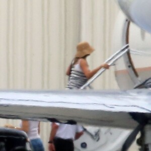 Jennifer Aniston et Justin Theroux, récemment mariés, montent à bord d'un jet privé, le 6 août 2015.