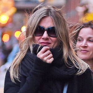 Jennifer Aniston est allée diner avec Amanda Anka (la femme de Jason Bateman) au restaurant Nobu à New York, le 27 avril 2015