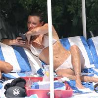 Katie Cassidy : La star d'Arrow canon au bord de la piscine...