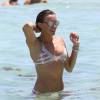 Katie Cassidy (Arrow) le 9 août 2015 sur la plage à Miami.