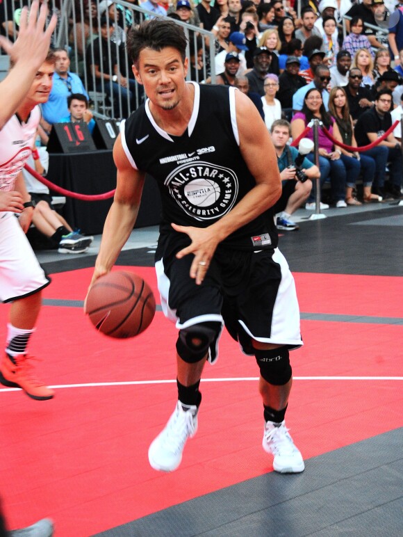 Josh Duhamel sur le terrain du ESPNLA All-Star Celebrity Basketball Game à Los Angeles, le 7 août 2015