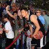 Josh Duhamel et des fans lors du ESPNLA All-Star Celebrity Basketball Game à Los Angeles, le 7 août 2015