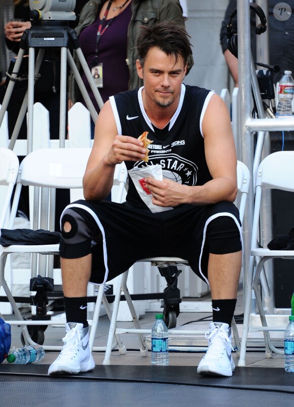 Josh Duhamel fait une pause sur le terrain du ESPNLA All-Star Celebrity Basketball Game à Los Angeles, le 7 août 2015