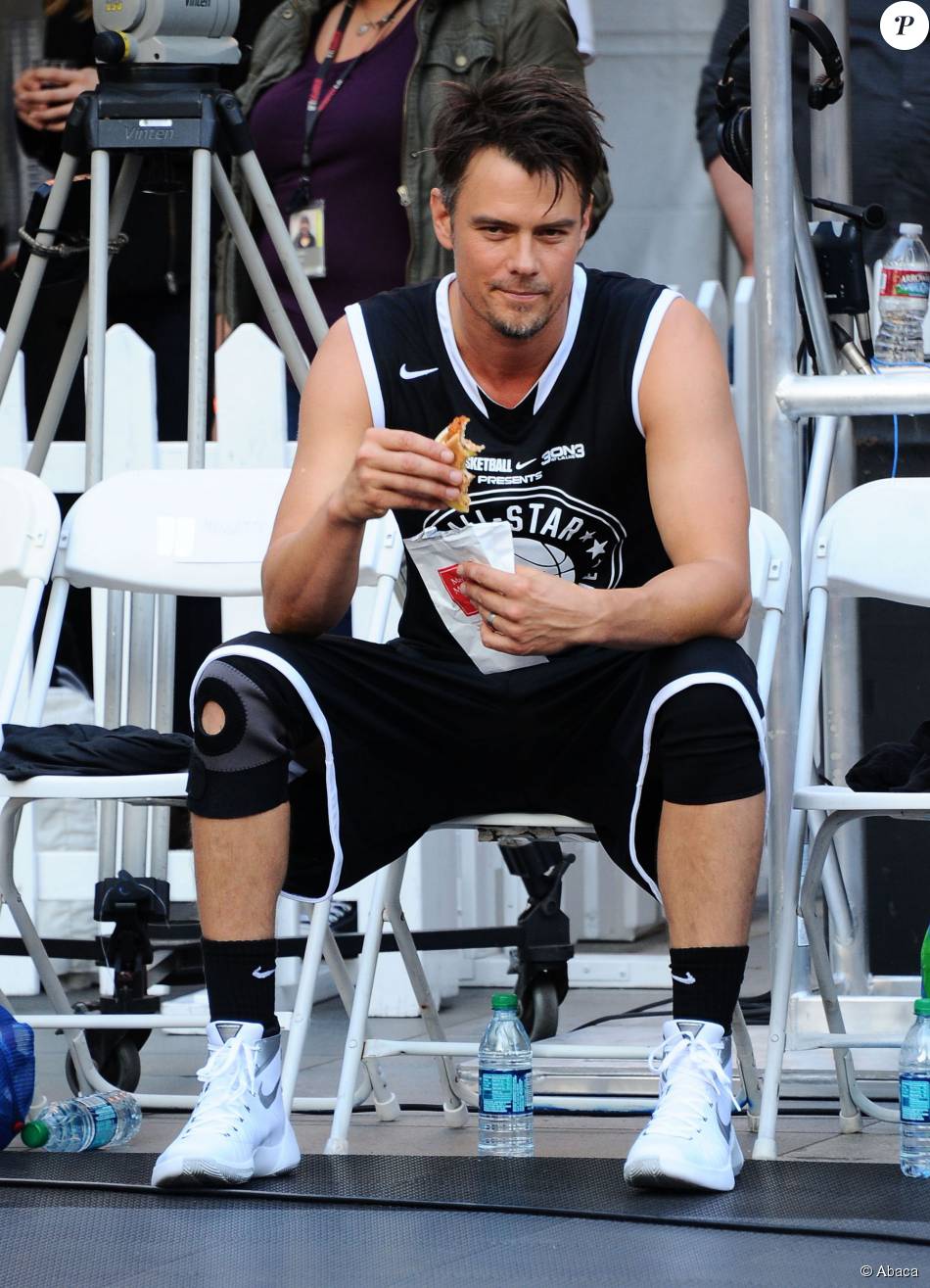 Josh Duhamel fait une pause sur le terrain du ESPNLA AllStar Celebrity