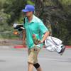 Josh Duhamel s'entraîne au golf et se marre en essayant de viser les photographes le 7 août 2015 à Los Angeles