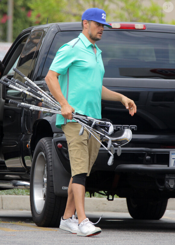 Josh Duhamel s'entraîne au golf et se marre en essayant de viser les photographes le 7 août 2015 à Los Angeles 