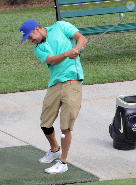 Josh Duhamel s'entraîne au golf et se marre en essayant de viser les photographes le 7 août 2015 à Los Angeles  