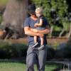 Exclusif - Josh Duhamel emmène son fils Axl à une fête d'anniversaire à Santa Monica, le 2 août 2015. 
