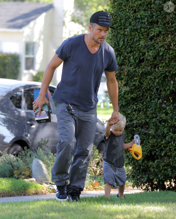 Exclusif - Josh Duhamel emmène son fils Axl à une fête d'anniversaire à Santa Monica, le 2 août 2015.  