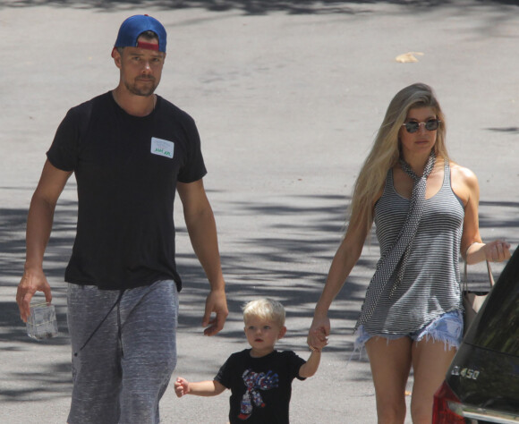 Fergie et son mari Josh Duhamel sont allés se promener avec leur fils Axl dans un parc à Brentwood. La petite famille semble avoir trouvé un nouvel ami pour leur fils Axl! Le 31 juillet 2015  entwood