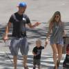 Fergie et son mari Josh Duhamel sont allés se promener avec leur fils Axl dans un parc à Brentwood. La petite famille semble avoir trouvé un nouvel ami pour leur fils Axl! Le 31 juillet 2015  