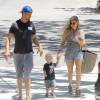 Fergie et son mari Josh Duhamel sont allés se promener avec leur fils Axl dans un parc à Brentwood. La petite famille semble avoir trouvé un nouvel ami pour leur fils Axl! Le 31 juillet 2015 