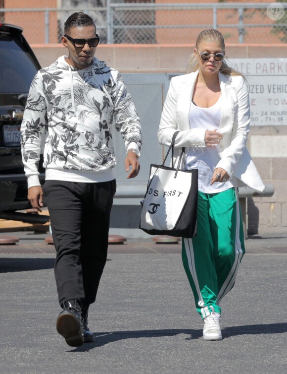 Exclusif - Fergie se rend dans un studio d'enregistrement avec un ami à Santa Monica, le 2 juillet 2015. Elle porte un sac Chanel 'Ladies First'. 