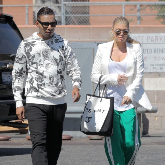 Exclusif - Fergie se rend dans un studio d'enregistrement avec un ami à Santa Monica, le 2 juillet 2015. Elle porte un sac Chanel 'Ladies First'. 