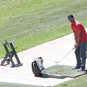 Josh Duhamel s'entraîne sur un practice de golf à Brentwood. Le 27 juillet 2015