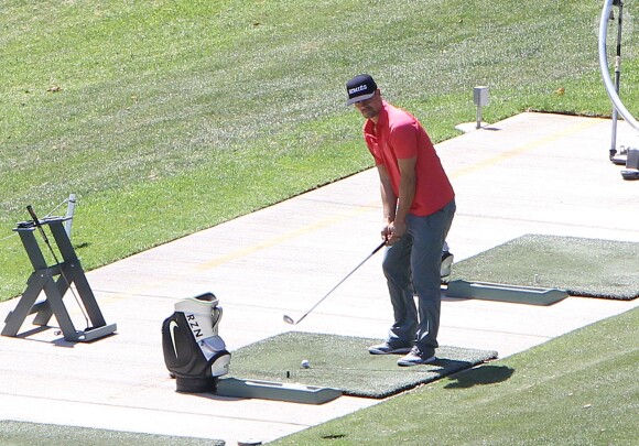 Josh Duhamel s'entraîne sur un practice de golf à Brentwood. Le 27 juillet 2015