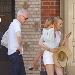 Exclusif - Kelly Rutherford se promène avec ses enfants Hermes et Helena et son compagnon Tony Brand dans les rues de New York, le 31 juillet 2015.  