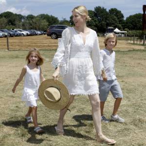 Malgré la perte définitive de la garde de ses enfants, qu'elle a pour tout l'été en vacances, l'actrice Kelly Rutherford, son fils Hermes et sa fille Helena ont assisté à l'oeuvre caritative "Ovarian Cancer Research Fund's Super Saturday" à Water Mill. Le 25 juillet 2015  