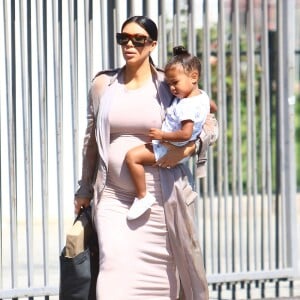 Kim Kardashian et sa fille North à Los Angeles, le 2 août 2015.