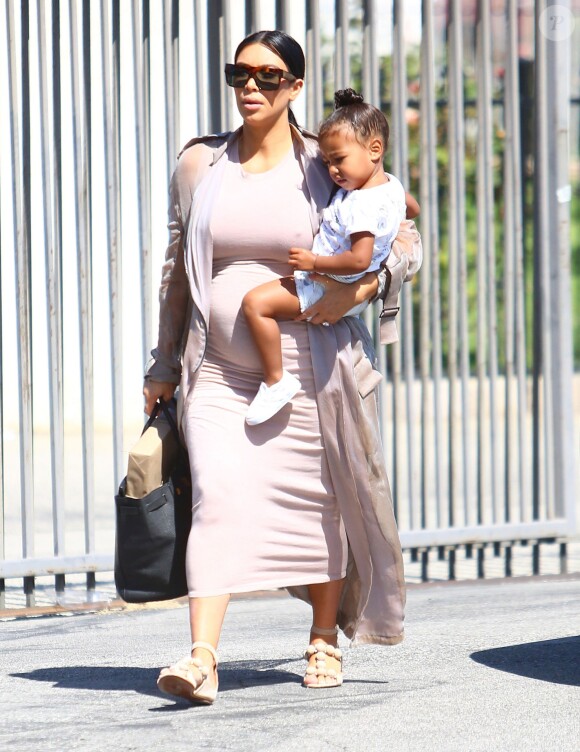 Kim Kardashian et sa fille North à Los Angeles, le 2 août 2015.