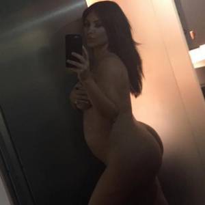Kim Kardashian répond aux rumeurs de fausse grossesse et de mère porteuse avec un selfie entièrement nu. Photo publiée le 11 août 2015.