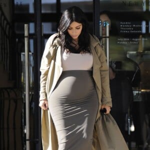 Kim Kardashian, enceinte, quitte le centre commercial Barneys New York à Beverly Hills, le 10 août 2015.