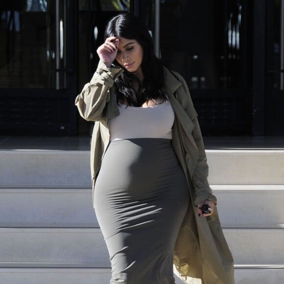 Kim Kardashian, enceinte, quitte le centre commercial Barneys New York à Beverly Hills, le 10 août 2015.