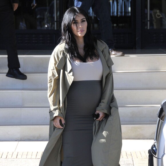 Kim Kardashian, enceinte, quitte le centre commercial Barneys New York à Beverly Hills, le 10 août 2015.