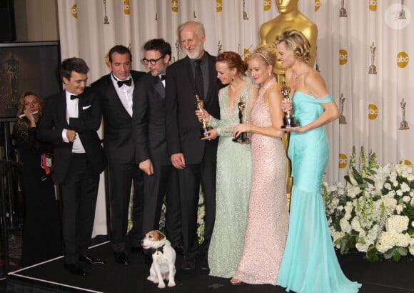 Thomas Langmann, Jean Dujardin, Michel Hazanavicius, James Cromwell, Uggie, Bérenice Bejo, Penelope Ann Miller, Missi Pyle aux Oscars 2012.