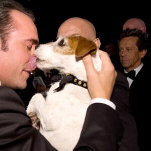 Jean Dujardin et Uggie à Hollywood, Los Angeles le 26 février 2012.