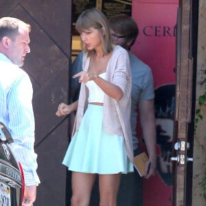 Exclusif - Taylor Swift va déjeuner avec des amis à Studio City, le 10 août 2015.  