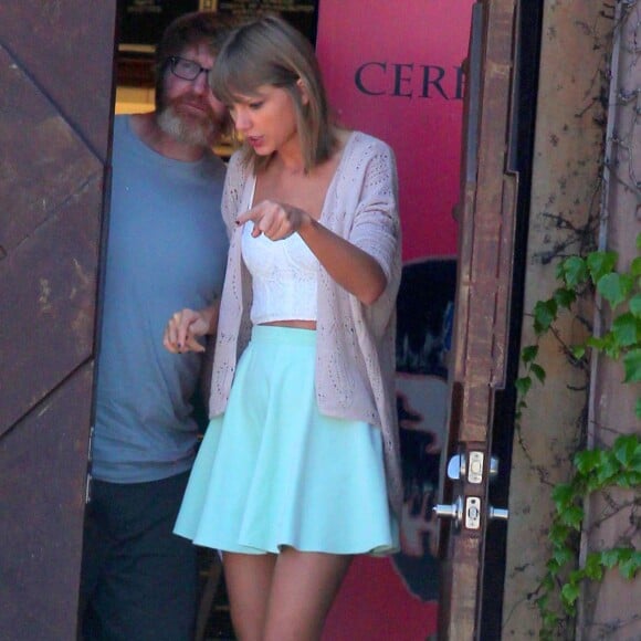 Exclusif - Taylor Swift va déjeuner avec des amis à Studio City, le 10 août 2015. 