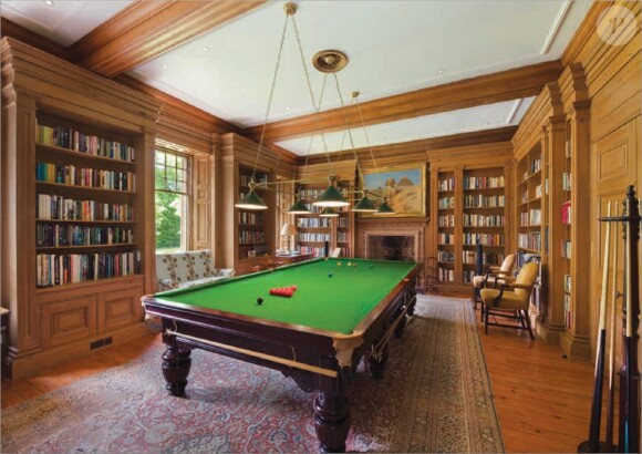 
 
Taylor Swift a nié la rumeur selon laquelle elle voudrait acheter un château en Ecosse par amour pour Calvin Harris. Le château datant du 16ème siècle s'appelle la Tour de Lethendy et fait un peu plus de 7 millions de dollars! Pour ce prix là, il dispose de 40 hectares de terrain, sur lesquels on trouve un terrain de croquet, deux courts de tennis, une piscine extérieure chauffée et deux petites maisons pour les six employés qui travaillent sur la propriété.
 
