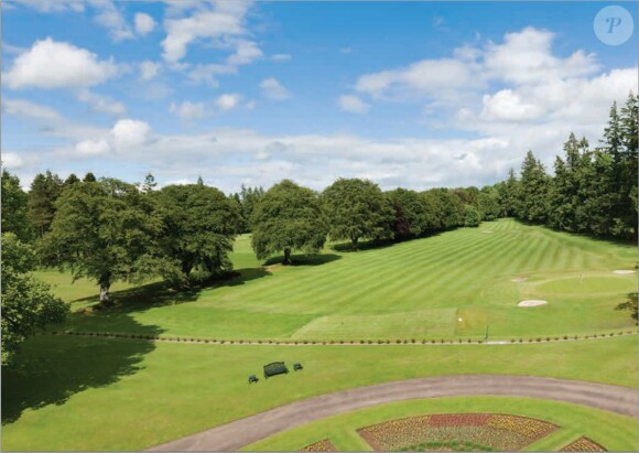 
 
Taylor Swift a nié la rumeur selon laquelle elle voudrait acheter un château en Ecosse par amour pour Calvin Harris. Le château datant du 16ème siècle s'appelle la Tour de Lethendy et fait un peu plus de 7 millions de dollars! Pour ce prix là, il dispose de 40 hectares de terrain, sur lesquels on trouve un terrain de croquet, deux courts de tennis, une piscine extérieure chauffée et deux petites maisons pour les six employés qui travaillent sur la propriété.
 
