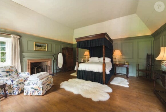 
 
Taylor Swift a nié la rumeur selon laquelle elle voudrait acheter un château en Ecosse par amour pour Calvin Harris. Le château datant du 16ème siècle s'appelle la Tour de Lethendy et fait un peu plus de 7 millions de dollars! Pour ce prix là, il dispose de 40 hectares de terrain, sur lesquels on trouve un terrain de croquet, deux courts de tennis, une piscine extérieure chauffée et deux petites maisons pour les six employés qui travaillent sur la propriété.
 
