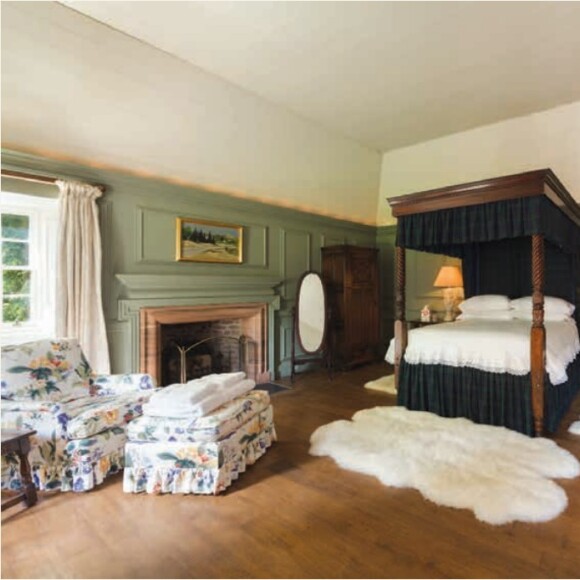 
 
Taylor Swift a nié la rumeur selon laquelle elle voudrait acheter un château en Ecosse par amour pour Calvin Harris. Le château datant du 16ème siècle s'appelle la Tour de Lethendy et fait un peu plus de 7 millions de dollars! Pour ce prix là, il dispose de 40 hectares de terrain, sur lesquels on trouve un terrain de croquet, deux courts de tennis, une piscine extérieure chauffée et deux petites maisons pour les six employés qui travaillent sur la propriété.
 
