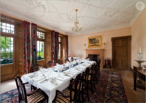
 
Taylor Swift a nié la rumeur selon laquelle elle voudrait acheter un château en Ecosse par amour pour Calvin Harris. Le château datant du 16ème siècle s'appelle la Tour de Lethendy et fait un peu plus de 7 millions de dollars! Pour ce prix là, il dispose de 40 hectares de terrain, sur lesquels on trouve un terrain de croquet, deux courts de tennis, une piscine extérieure chauffée et deux petites maisons pour les six employés qui travaillent sur la propriété.
 
