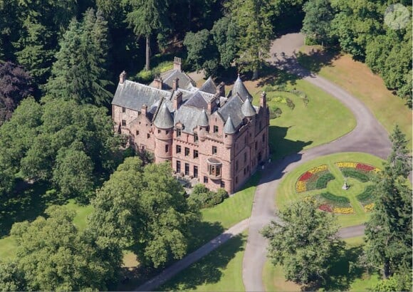 
 
Taylor Swift a nié la rumeur selon laquelle elle voudrait acheter un château en Ecosse par amour pour Calvin Harris. Le château datant du 16ème siècle s'appelle la Tour de Lethendy et fait un peu plus de 7 millions de dollars! Pour ce prix là, il dispose de 40 hectares de terrain, sur lesquels on trouve un terrain de croquet, deux courts de tennis, une piscine extérieure chauffée et deux petites maisons pour les six employés qui travaillent sur la propriété.
 
