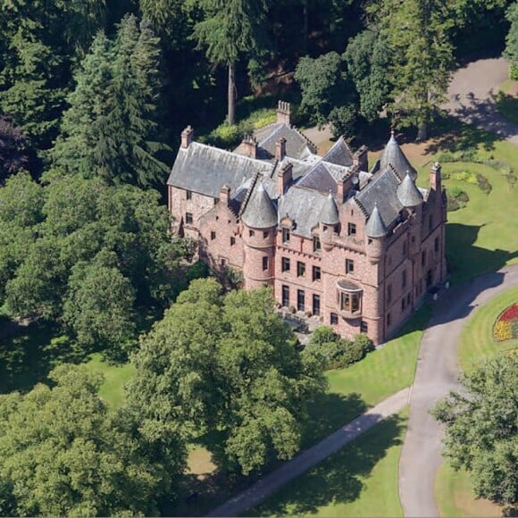 
 
Taylor Swift a nié la rumeur selon laquelle elle voudrait acheter un château en Ecosse par amour pour Calvin Harris. Le château datant du 16ème siècle s'appelle la Tour de Lethendy et fait un peu plus de 7 millions de dollars! Pour ce prix là, il dispose de 40 hectares de terrain, sur lesquels on trouve un terrain de croquet, deux courts de tennis, une piscine extérieure chauffée et deux petites maisons pour les six employés qui travaillent sur la propriété.
 
