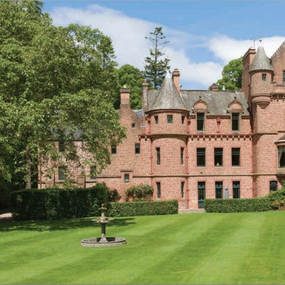 Taylor Swift est plus amoureuse que jamais de Calvin Harris et pour lui, elle serait prête à acheter un château en Ecosse. Une belle preuve d'amour de la part de la chanteuse. Le château datant du 16ème siècle sur lequel lorgne la chanteuse s'appelle la Tour de Lethendy et fait un peu plus de 7 millions de dollars! Pour ce prix là, il dispose de 40 hectares de terrain, sur lesquels on trouve un terrain de croquet, deux courts de tennis, une piscine extérieure chauffée et deux petites maisons pour les six employés qui travaillent sur la propriété. This is the Scottish castle singer Taylor Swift is reportedly interested in buying. The Tower of Lethendy in Perth, Scotland, is just an hour from boyfriend Calvin Harris' home town of Edinburgh. The 16th century estate has its own golf course, swimming pool and tennis court. The 39 acre estate is available to buy with offers of more than £4.6m (m USD)11/08/2015 - Ecosse