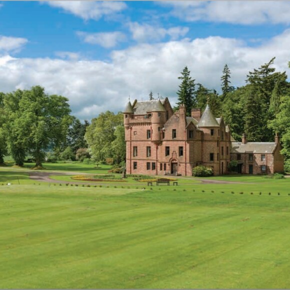 
 
Taylor Swift a nié la rumeur selon laquelle elle voudrait acheter un château en Ecosse par amour pour Calvin Harris. Le château datant du 16ème siècle s'appelle la Tour de Lethendy et fait un peu plus de 7 millions de dollars! Pour ce prix là, il dispose de 40 hectares de terrain, sur lesquels on trouve un terrain de croquet, deux courts de tennis, une piscine extérieure chauffée et deux petites maisons pour les six employés qui travaillent sur la propriété.
 
