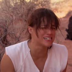 Michelle Rodriguez mange une souris dans sa propre urine chauff&eacute;e pour l'&eacute;mission Running Wild with Bear Grylls.