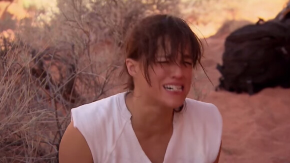 Michelle Rodriguez mange une souris dans sa propre urine chauffée pour l'émission Running Wild with Bear Grylls.
