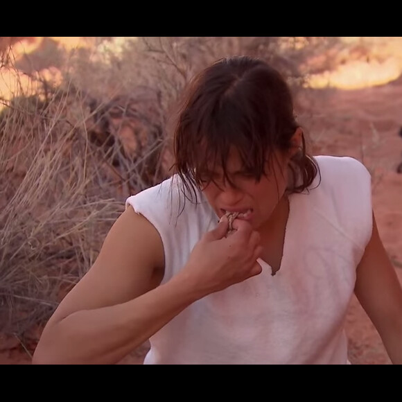 Michelle Rodriguez dévore une souris cuite dans sa propre urine dans l'émission Running Wild with Bear Grylls